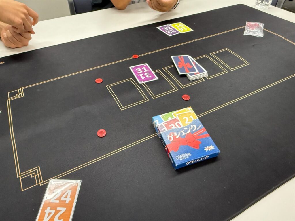 ゲシェンクの箱と、数字カードや赤いチップが並ぶテーブル