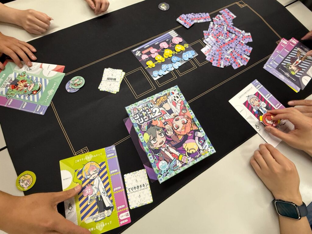 カードやチップが広げられたテーブルを囲んでプレイする様子