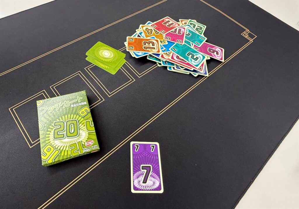 フッチカートの箱と、色とりどりの数字カードが積まれたテーブル