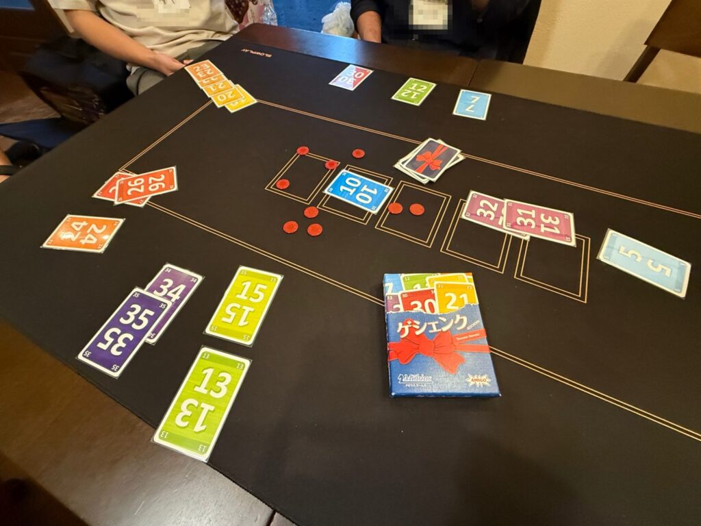 ゲシェンクの数字カードと赤いチップが置かれたテーブル