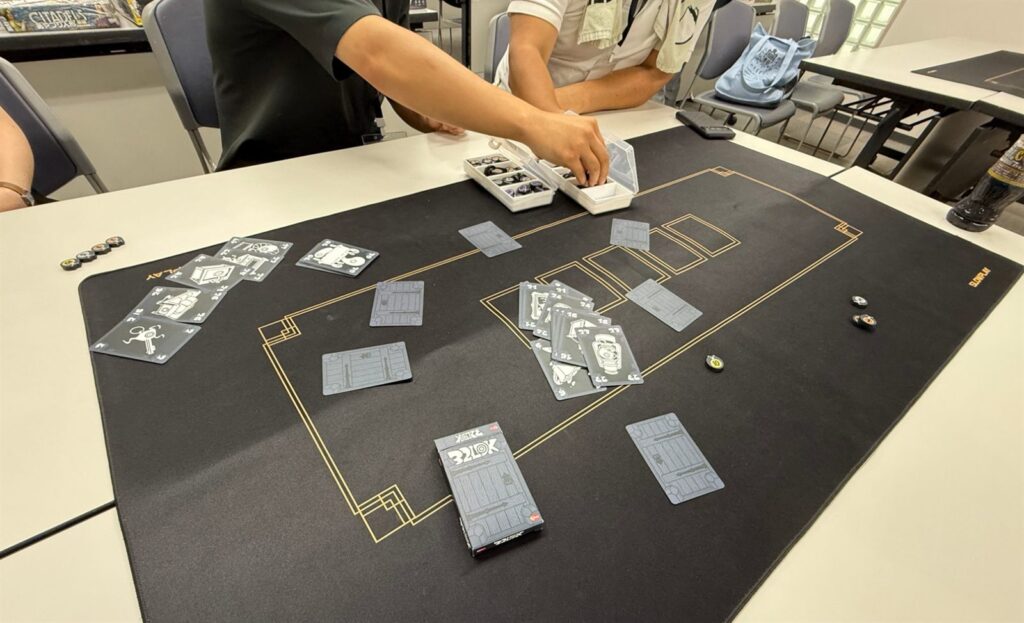 32LDKの箱と、扉が描かれたカードが並ぶテーブル
